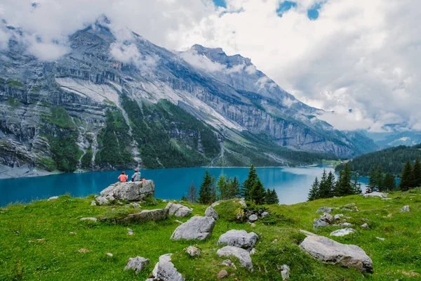 Benzersiz Oeschinensee Gölü 'nde çekici bir yaz sabahı. Bluemlisalp Dağı, Kandersteg Köyü, İsviçre, Avrupa ile İsviçre Alpleri 'nde harika bir açık hava sahnesi.