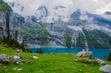 Benzersiz Oeschinensee Gölü 'nde çekici bir yaz sabahı. Bluemlisalp Dağı, Kandersteg Köyü, İsviçre, Avrupa ile İsviçre Alpleri 'nde harika bir açık hava sahnesi.