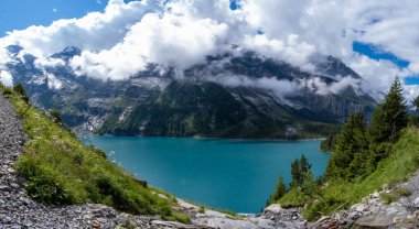 Benzersiz Oeschinensee Gölü 'nde çekici bir yaz sabahı. Bluemlisalp Dağı, Kandersteg Köyü, İsviçre, Avrupa ile İsviçre Alpleri 'nde harika bir açık hava sahnesi.