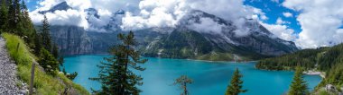 Benzersiz Oeschinensee Gölü 'nde çekici bir yaz sabahı. Bluemlisalp Dağı, Kandersteg Köyü, İsviçre, Avrupa ile İsviçre Alpleri 'nde harika bir açık hava sahnesi.