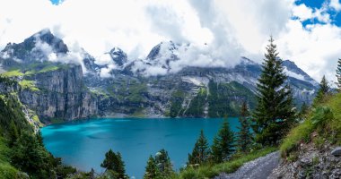 Benzersiz Oeschinensee Gölü 'nde çekici bir yaz sabahı. Bluemlisalp Dağı, Kandersteg Köyü, İsviçre, Avrupa ile İsviçre Alpleri 'nde harika bir açık hava sahnesi.