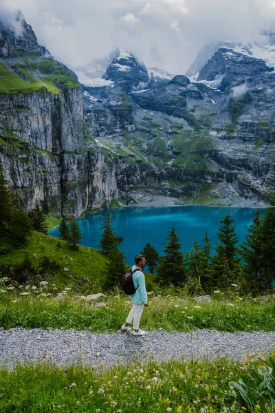 Attraente mattina d'estate sul lago Oeschinensee unico. Splendida scena all'aperto nelle Alpi svizzere con la montagna Bluemlisalp, località Kandersteg, Svizzera, Europa — Foto Stock