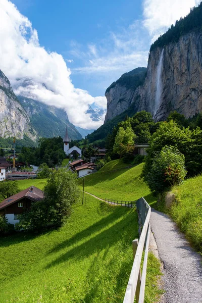 Valle de Lauterbrunnen, pueblo de Lauterbrunnen, la caída de Staubbach y la muralla de Lauterbrunnen en los Alpes suizos, Suiza. —  Fotos de Stock