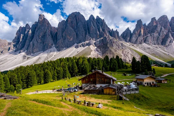 Geisler Alm, Dolomitas Italia, senderismo en las montañas de Val Di Funes en Dolomitas italianas, Parque natural Geisler-Puez con Geisler Alm en Tirol del Sur — Foto de Stock
