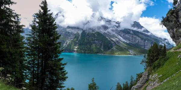 Benzersiz Oeschinensee Gölü 'nde çekici bir yaz sabahı. Bluemlisalp Dağı, Kandersteg Köyü, İsviçre, Avrupa ile İsviçre Alpleri 'nde harika bir açık hava sahnesi.