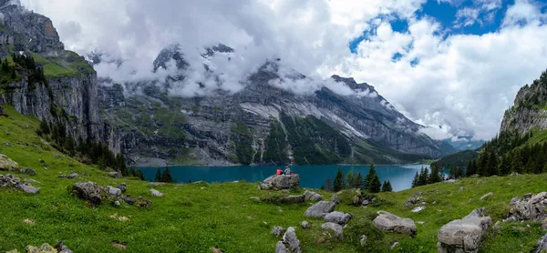 Atractiva mañana de verano en el único lago Oeschinensee. Maravillosa escena al aire libre en los Alpes suizos con Bluemlisalp montaña, Kandersteg pueblo ubicación, Suiza, Europa —  Fotos de Stock