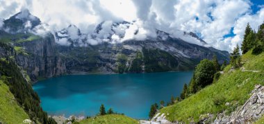 Benzersiz Oeschinensee Gölü 'nde çekici bir yaz sabahı. Bluemlisalp Dağı, Kandersteg Köyü, İsviçre, Avrupa ile İsviçre Alpleri 'nde harika bir açık hava sahnesi.