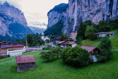 Lauterbrunnen Vadisi, Lauterbrunnen Köyü, Staubbach Sonbaharı ve İsviçre Alpleri 'ndeki Lauterbrunnen Duvarı..