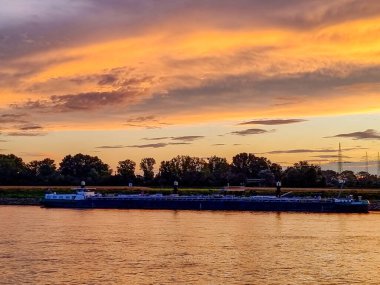 Manheim Almanya Eylül 2021, Binnenvaart, Ren nehri üzerinden iç nakliye, Ren Nehri üzerinden iç nakliye 