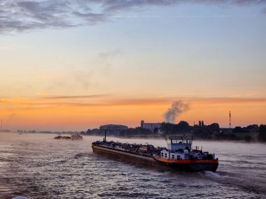 Manheim Almanya Eylül 2021, Binnenvaart, Ren nehri üzerinden iç nakliye, Ren Nehri üzerinden iç nakliye 