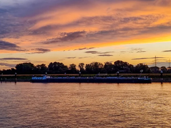 Manheim Tyskland September 2021, Binnenvaart, Översättning Inlandssjöfart vid floden Rhein Tyskland, Sjöfart på inre vattenvägar vid floden Rhein — Stockfoto