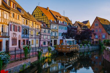 Colmar, Alsace, Fransa. Petite Venice, su kanalı ve geleneksel yarım keresteli evler. Colmar Fransa 'nın Alsace şehrinde büyüleyici bir şehirdir.