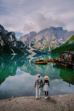Prager Wildsee, Alp Gölü 'nde tipik ahşap tekneler, Lago di Braies, Braies Gölü, Dolomitler, Güney Tyrol, İtalya, Avrupa
