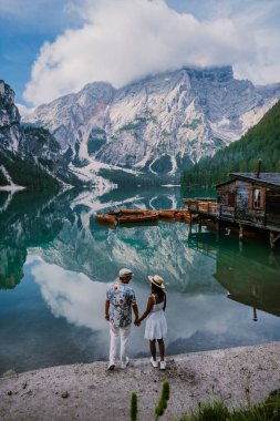 Prager Wildsee, Alp Gölü 'nde tipik ahşap tekneler, Lago di Braies, Braies Gölü, Dolomitler, Güney Tyrol, İtalya, Avrupa