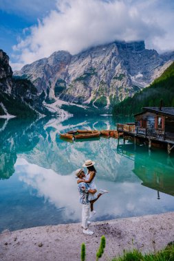 Prager Wildsee, Alp Gölü 'nde tipik ahşap tekneler, Lago di Braies, Braies Gölü, Dolomitler, Güney Tyrol, İtalya, Avrupa