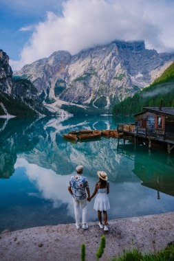 Prager Wildsee, Alp Gölü 'nde tipik ahşap tekneler, Lago di Braies, Braies Gölü, Dolomitler, Güney Tyrol, İtalya, Avrupa