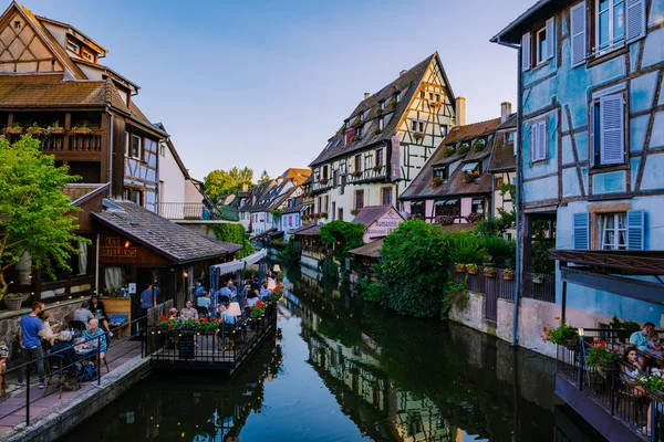 Colmar, Alsácia, França. Petite Veneza, canal de água e casas tradicionais de meia madeira. Colmar é uma cidade encantadora na Alsácia, França — Fotografia de Stock