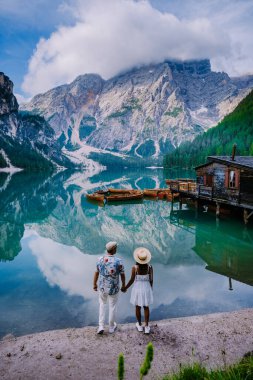 Prager Wildsee, Alp Gölü 'nde tipik ahşap tekneler, Lago di Braies, Braies Gölü, Dolomitler, Güney Tyrol, İtalya, Avrupa