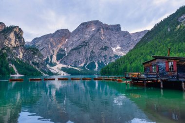 Prager Wildsee, Alp Gölü 'nde tipik ahşap tekneler, Lago di Braies, Braies Gölü, Dolomitler, Güney Tyrol, İtalya, Avrupa