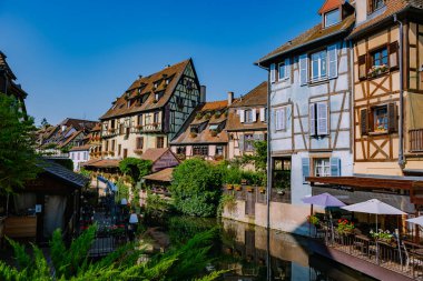 Colmar, Alsace, Fransa. Petite Venice, su kanalı ve geleneksel yarım keresteli evler. Colmar Fransa 'nın Alsace şehrinde büyüleyici bir şehirdir.