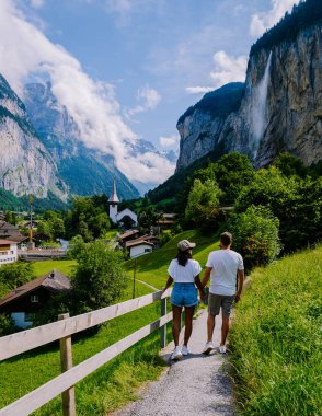 Muhteşem şelalesi ve arka planında İsviçre Alpleri olan ünlü Lauterbrunnen Vadisi, Berner Oberland, İsviçre, Avrupa