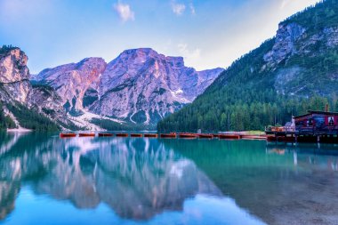 Prager Wildsee, Alp Gölü 'nde tipik ahşap tekneler, Lago di Braies, Braies Gölü, Dolomitler, Güney Tyrol, İtalya, Avrupa