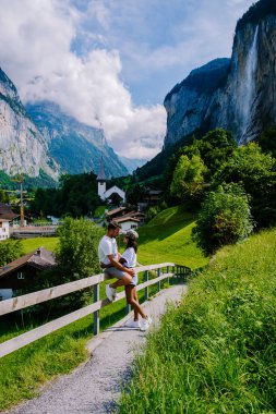 Muhteşem şelalesi ve arka planında İsviçre Alpleri olan ünlü Lauterbrunnen Vadisi, Berner Oberland, İsviçre, Avrupa