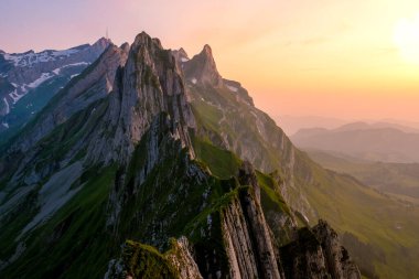 Schaefler Altenalptuerme dağ sırtı İsviçreli Alpstein alp disiplini Appenzell Innerrhoden İsviçre, İsviçre 'nin Alpstein sıradağları Appenzell' in görkemli Schaefler zirvesi. 