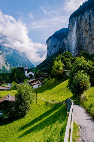 Famous Lauterbrunnen Valley με πανέμορφο καταρράκτη και Ελβετικές Άλπεις στο παρασκήνιο, Berner Oberland, Ελβετία, Ευρώπη — Φωτογραφία Αρχείου