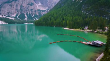 Prager Wildsee, Alp Gölü 'nde tipik ahşap tekneler, Lago di Braies, Braies Gölü, Dolomitler, Güney Tyrol, İtalya, Avrupa