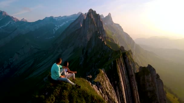 Горный хребет Шефлера в Швейцарии - крутой хребет величественной вершины Шефлера в горном хребте Аппель., — стоковое видео