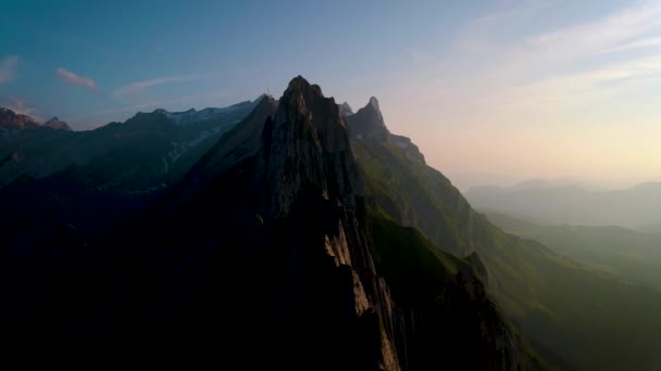 Schaefler Altenalptuerme bergsryggen schweiziska Alpstein alpina Appenzell Innerrhoden Schweiz, en brant ås av den majestätiska Schaefler topp i Alpstein bergskedjan Appenzell, — Stockvideo