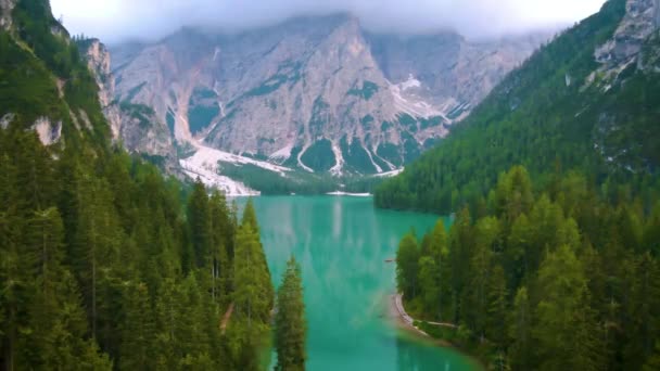 Prager Wildsee, Nádherné romantické místo s typickými dřevěnými čluny na alpském jezeře, Lago di Braies, Braies Lake, Dolomity, Jižní Tyrolsko, Itálie, Evropa — Stock video
