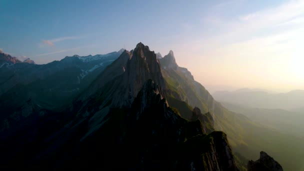 샤프러 알 텐 알프 투에 르메 산맥 이 굽이 치는 알펜 슈타인 산봉우리 아펜첼 인 네 르 호덴 스위스, 알프 슈타인 산맥 아펜첼에 있는 샤프러 산봉우리의 가파른 산등성 이, — 비디오