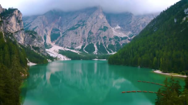 Prager Wildsee, Spectaculaire romantische plek met typische houten boten op het alpenmeer, Lago di Braies, Braies meer, Dolomieten, Zuid-Tirol, Italië, Europa — Stockvideo