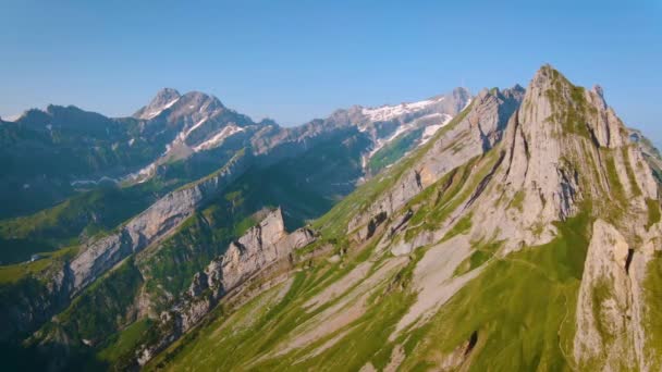 Schaefler Altenalptuerme bergsryggen schweiziska Alpstein alpina Appenzell Innerrhoden Schweiz, en brant ås av den majestätiska Schaefler topp i Alpstein bergskedjan Appenzell, — Stockvideo