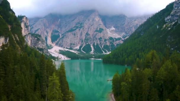 Prager Wildsee, Nádherné romantické místo s typickými dřevěnými čluny na alpském jezeře, Lago di Braies, Braies Lake, Dolomity, Jižní Tyrolsko, Itálie, Evropa — Stock video
