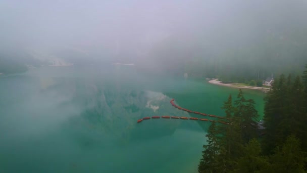 Prager Wildsee, Spectaculaire endroit romantique avec des bateaux en bois typiques sur le lac alpin, Lac de Braies, Lac de Braies, Dolomites, Tyrol du Sud, Italie, Europe — Video