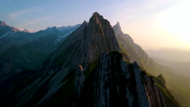 Schaefler Altenalptuerme Schweizer Alpstein Appenzell Innerrhoden Schweiz, ein steiler Grat des majestätischen Schaeflergipfels im Alpsteinmassiv Appenzell, — Stockvideo