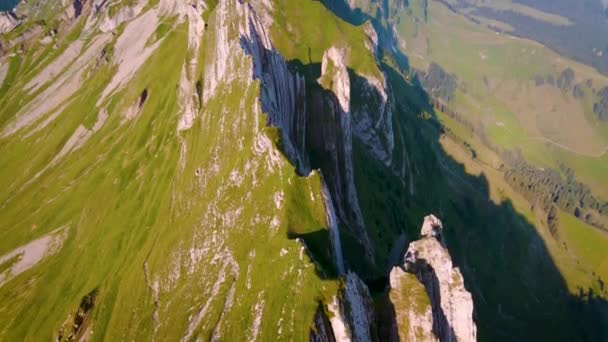 Schaefler Altenalptuerme mountain ridge swiss Alpstein alpine appenzell Innerrhoden Switzerland，瑞士阿尔普斯坦山脉的一座陡峭的Schaefler峰, — 图库视频影像