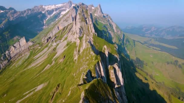 Schaefler Altenalptuerme mountain ridge swiss Alpstein alpine appenzell Innerrhoden Switzerland，瑞士阿尔普斯坦山脉的一座陡峭的Schaefler峰, — 图库视频影像