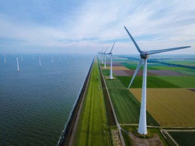 Hollanda elektrik üretimi için yel değirmenleri, denizdeki rüzgar türbinleri, yeşil enerji üreten yel değirmeni çiftlikleri. Hollanda