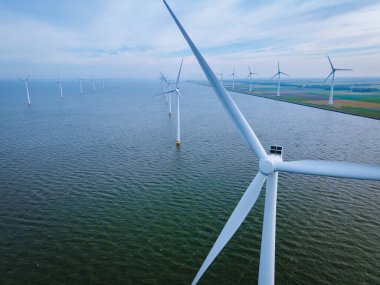 Hollanda elektrik üretimi için yel değirmenleri, denizdeki rüzgar türbinleri, yeşil enerji üreten yel değirmeni çiftlikleri. Hollanda