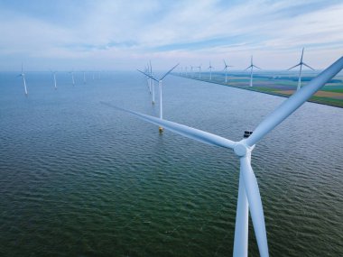 Hollanda elektrik üretimi için yel değirmenleri, denizdeki rüzgar türbinleri, yeşil enerji üreten yel değirmeni çiftlikleri. Hollanda