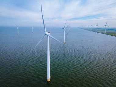 Hollanda elektrik üretimi için yel değirmenleri, denizdeki rüzgar türbinleri, yeşil enerji üreten yel değirmeni çiftlikleri. Hollanda