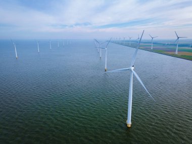 Hollanda elektrik üretimi için yel değirmenleri, denizdeki rüzgar türbinleri, yeşil enerji üreten yel değirmeni çiftlikleri. Hollanda