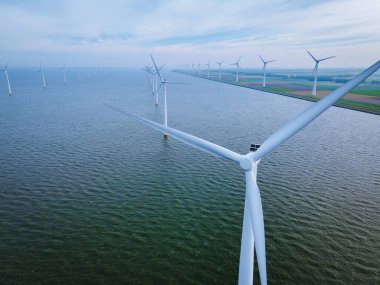 Hollanda elektrik üretimi için yel değirmenleri, denizdeki rüzgar türbinleri, yeşil enerji üreten yel değirmeni çiftlikleri. Hollanda