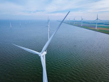 Hollanda elektrik üretimi için yel değirmenleri, denizdeki rüzgar türbinleri, yeşil enerji üreten yel değirmeni çiftlikleri. Hollanda