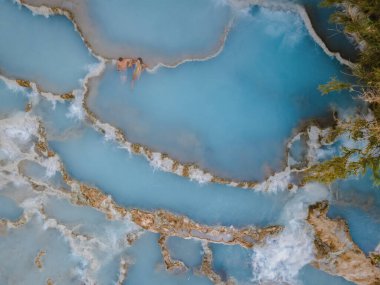 Toscane İtalya, Satürnia 'da şelaleli doğal kaplıca ve sıcak su kaplıcaları, Grosseto, Toskana, İtalya' da Satürn 'de doğal termal şelaleler manzarası