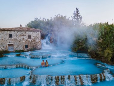 Toscane İtalya, Satürnia 'da şelaleli doğal kaplıca ve sıcak su kaplıcaları, Grosseto, Toskana, İtalya' da Satürn 'de doğal termal şelaleler manzarası